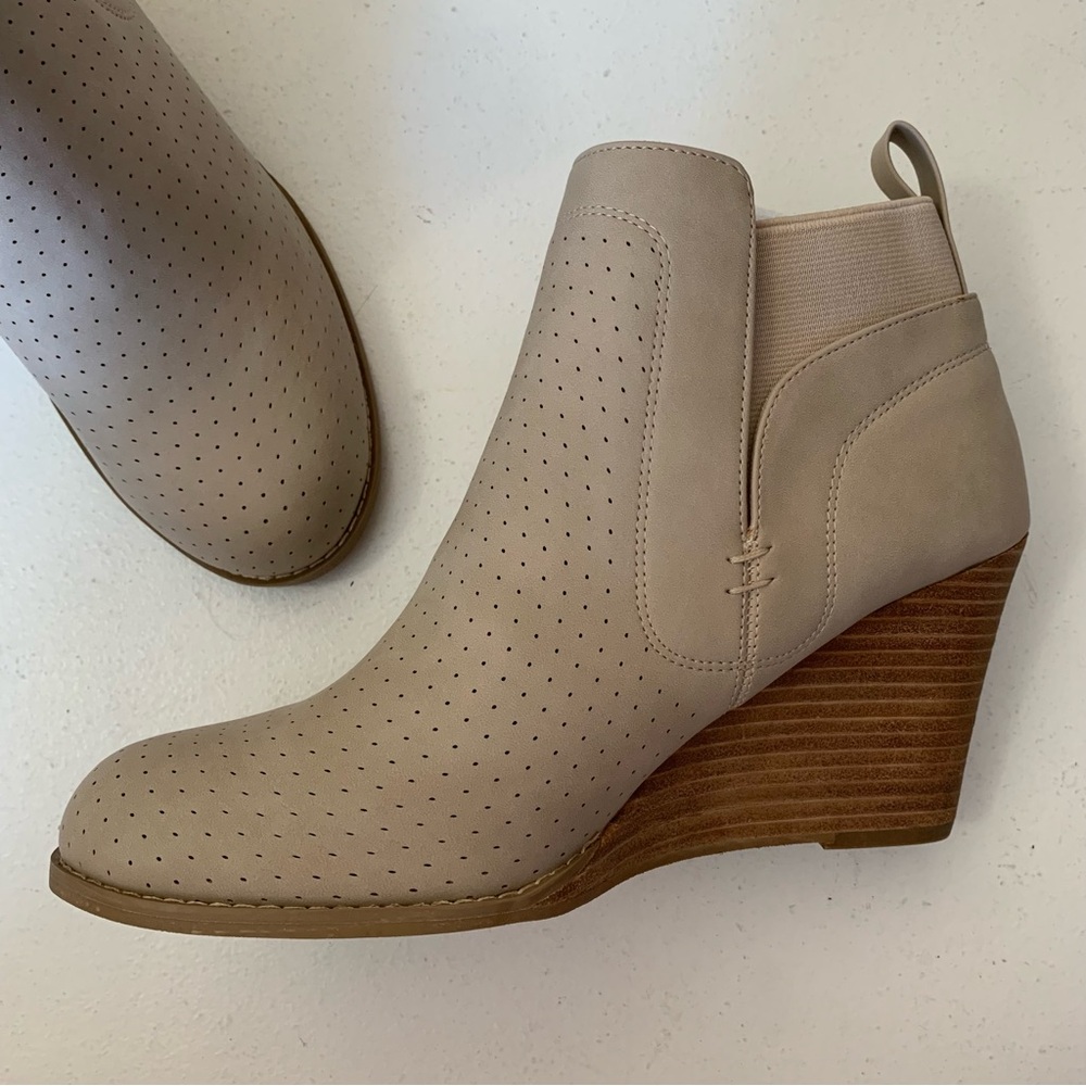 DV Dolce Vita Beige Wedge Heel Gerdy Ankle Bootie Boot Size 8.5 NWOB